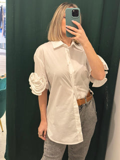 Camicia bianca con rouges sulle maniche