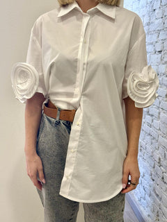 Camicia bianca con rouges sulle maniche