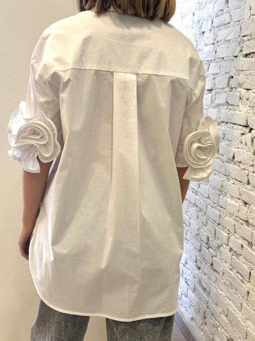 Camicia bianca con rouges sulle maniche