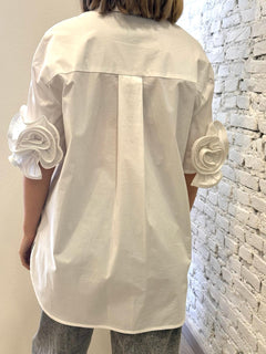 Camicia bianca con rouges sulle maniche