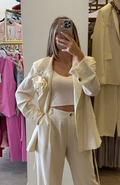 Tailleur In Viscosa Con Spilla