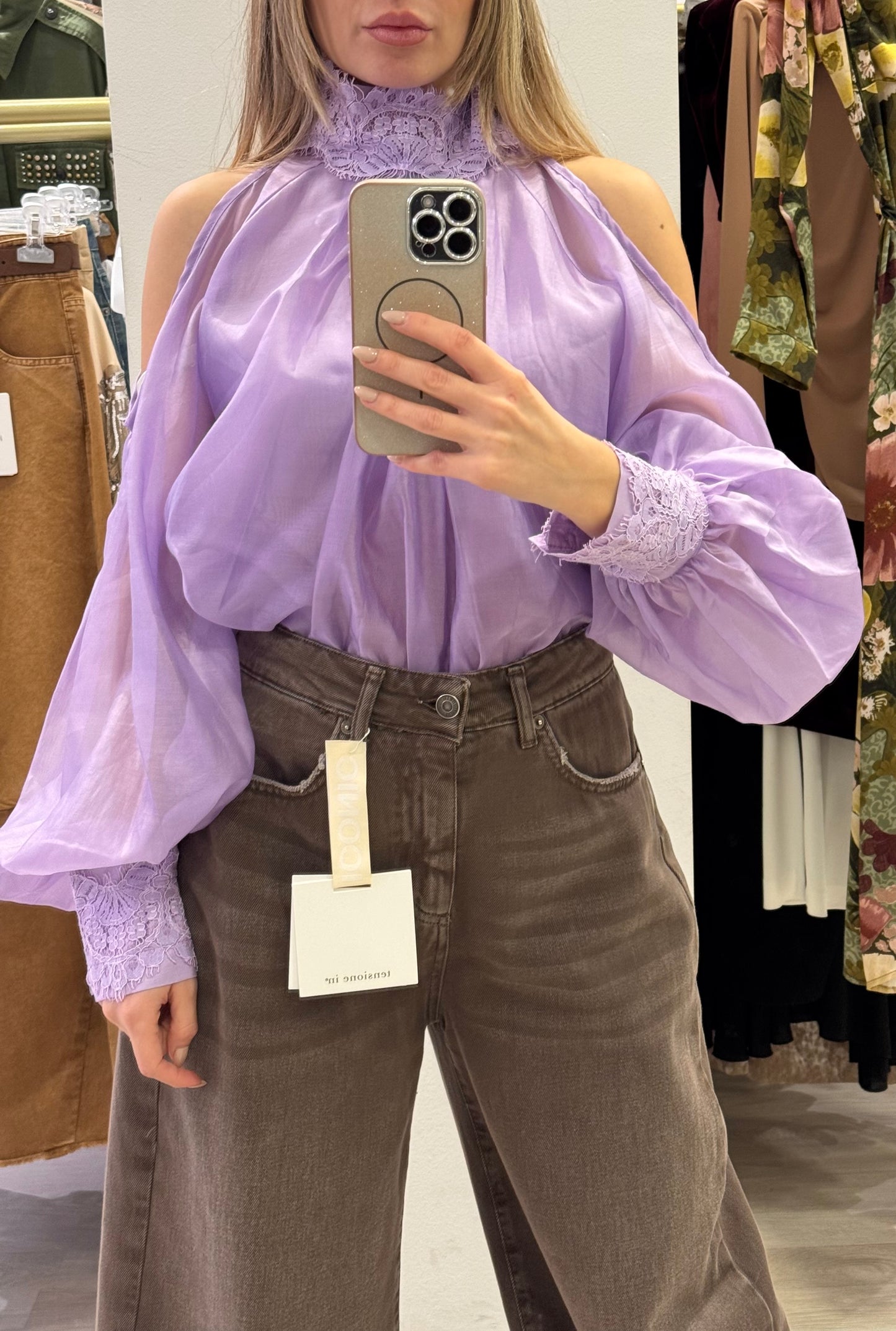 Blusa con spalle scoperte