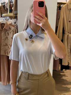 T-Shirt Colletto e Spille
