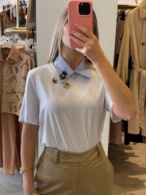 T-Shirt Colletto e Spille