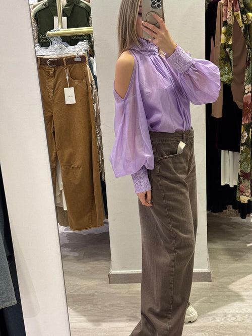 Blusa con spalle scoperte