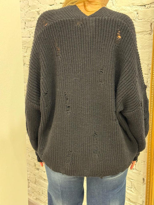Cardigan con strappi e applicazioni