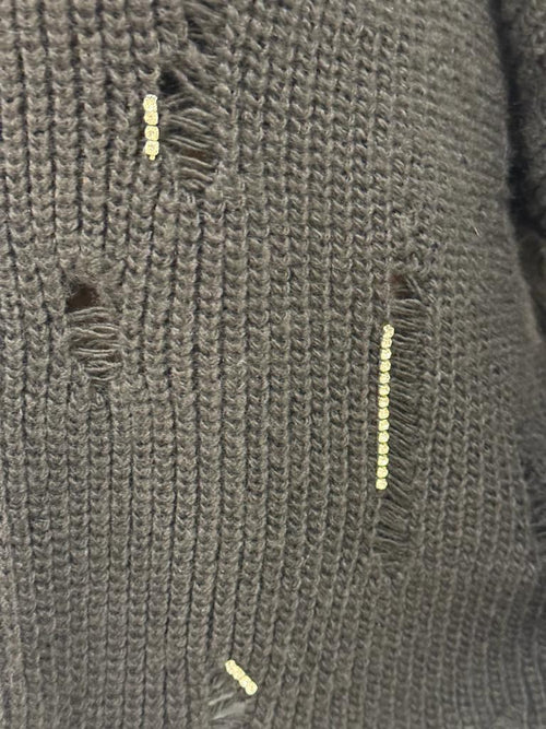 Cardigan con strappi e applicazioni