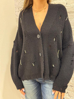 Cardigan con strappi e applicazioni