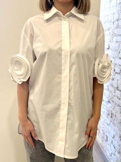 Camicia bianca con rouges sulle maniche