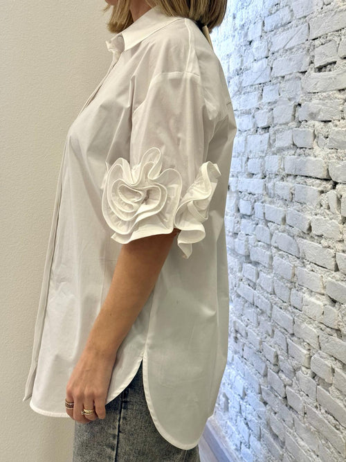 Camicia bianca con rouges sulle maniche