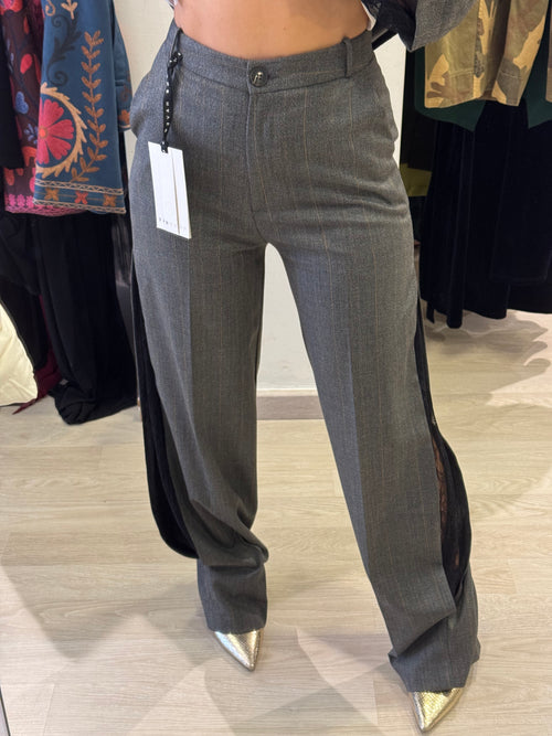 Pantalone Gessato con Inserto Laterale in Pizzo