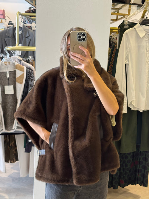 Cappa In Ecopelliccia Con Fibbie In Pelle