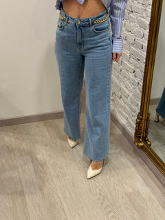 Jeans con catena a gamba dritta
