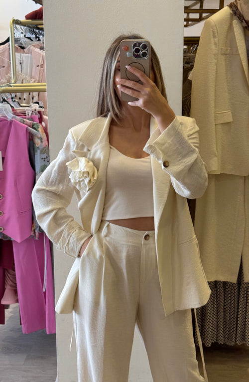 Tailleur In Viscosa Con Spilla