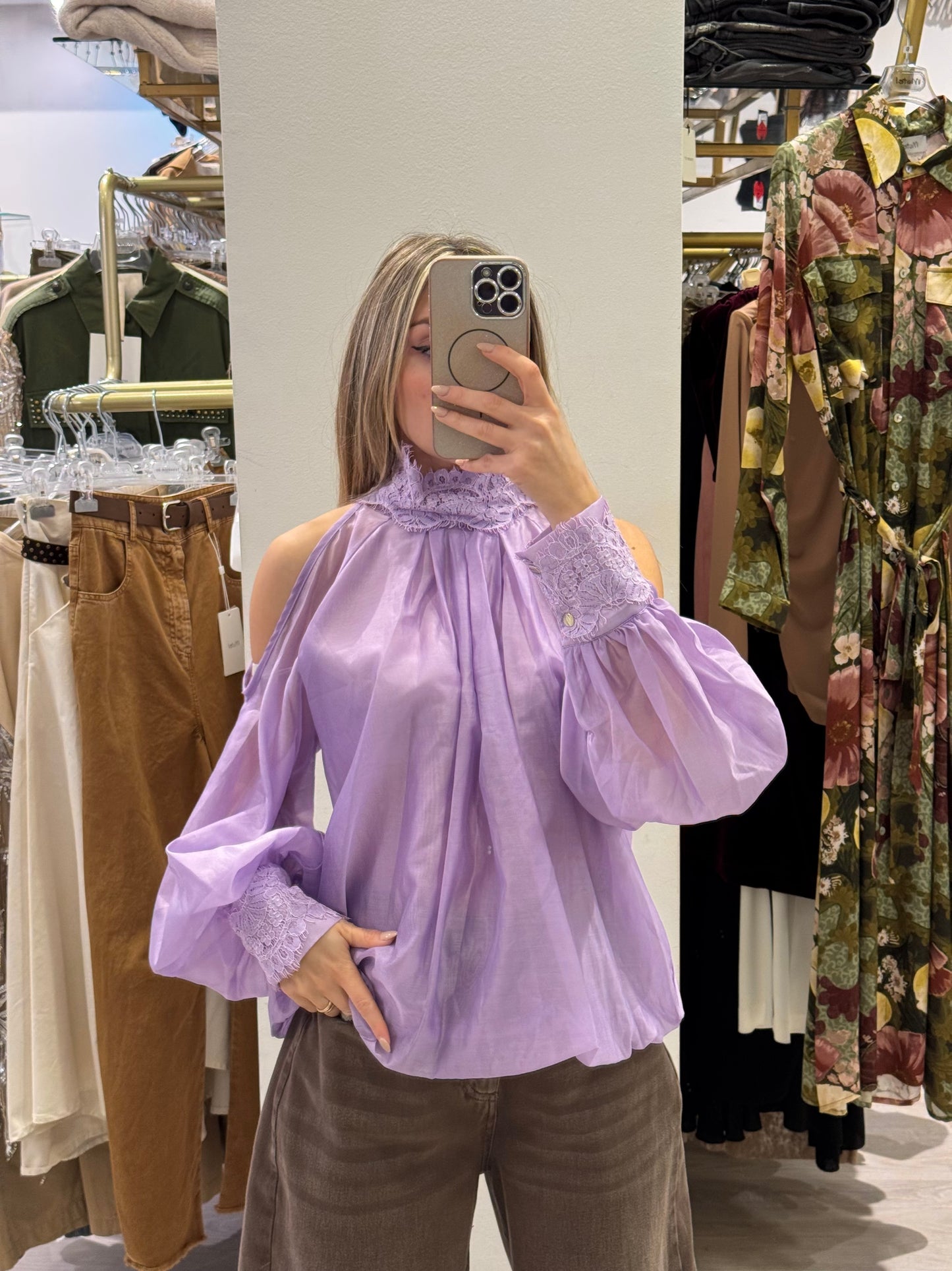 Blusa con spalle scoperte