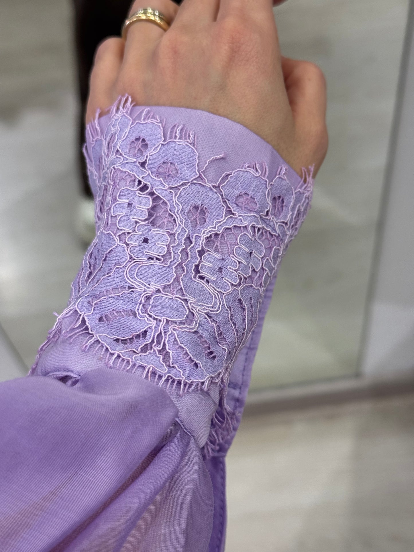 Blusa con spalle scoperte