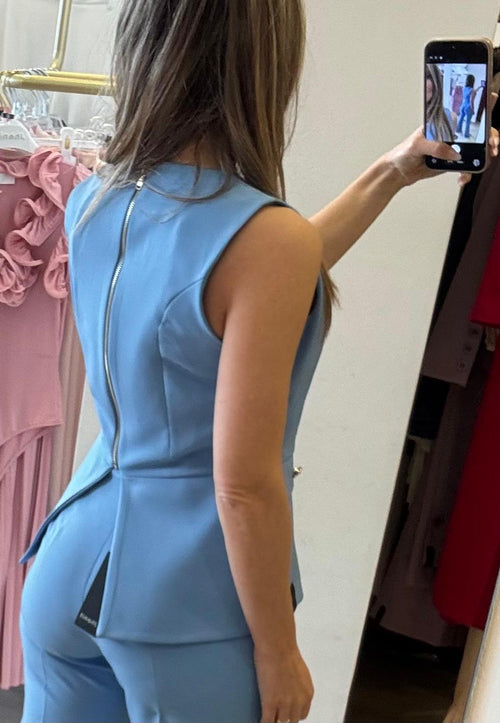 Top Con Pattine E Volant Sul Fondo