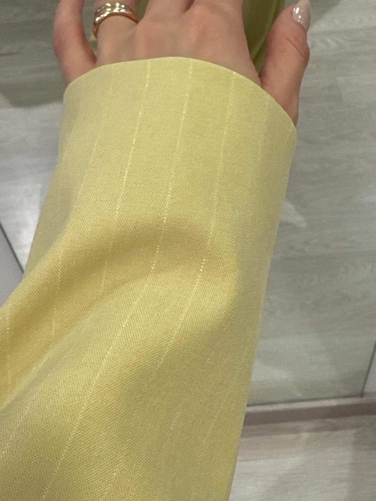 Giacca giallino con spilla