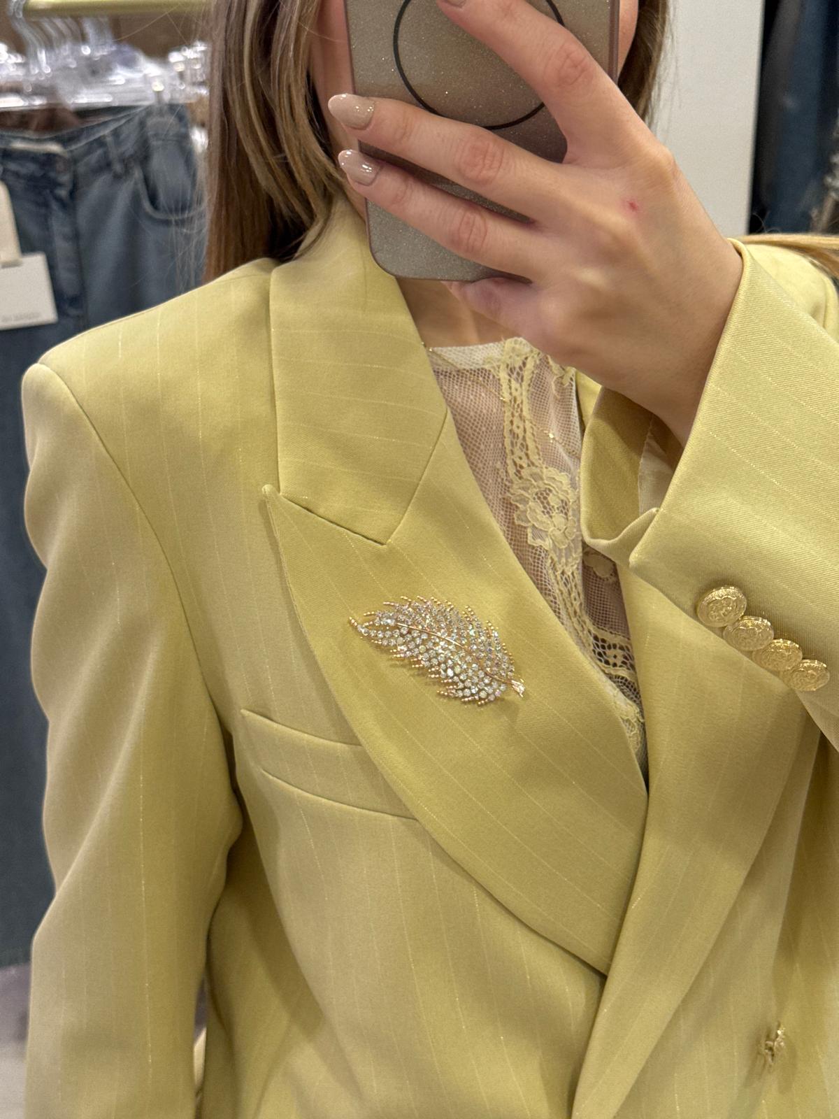 Giacca giallino con spilla