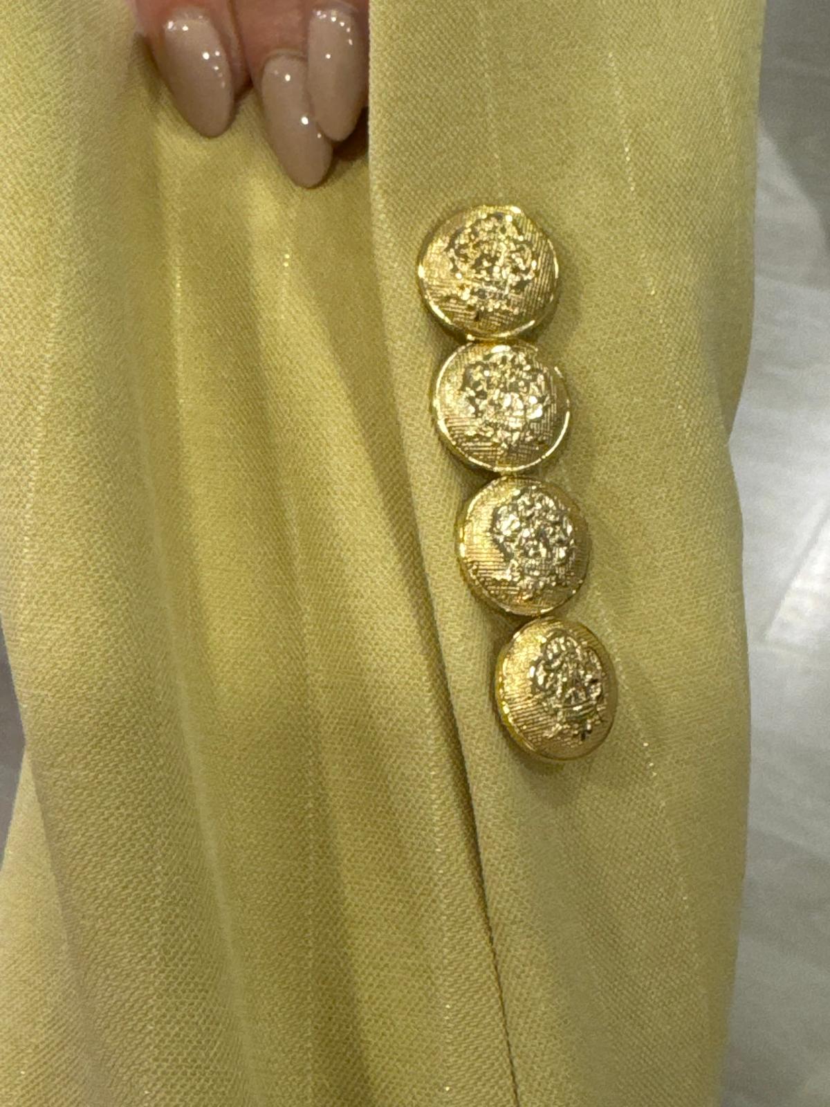 Giacca giallino con spilla