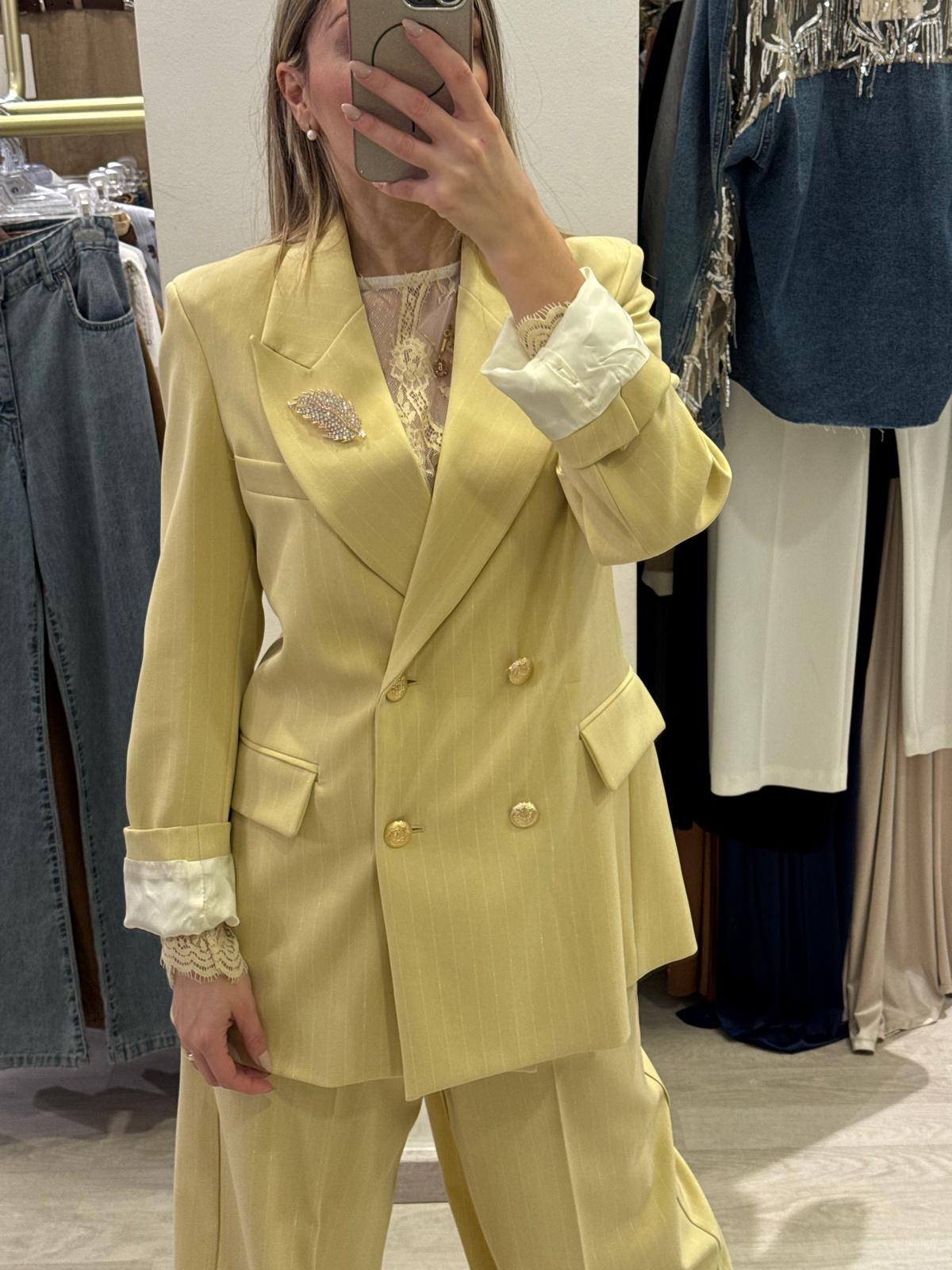 Giacca giallino con spilla